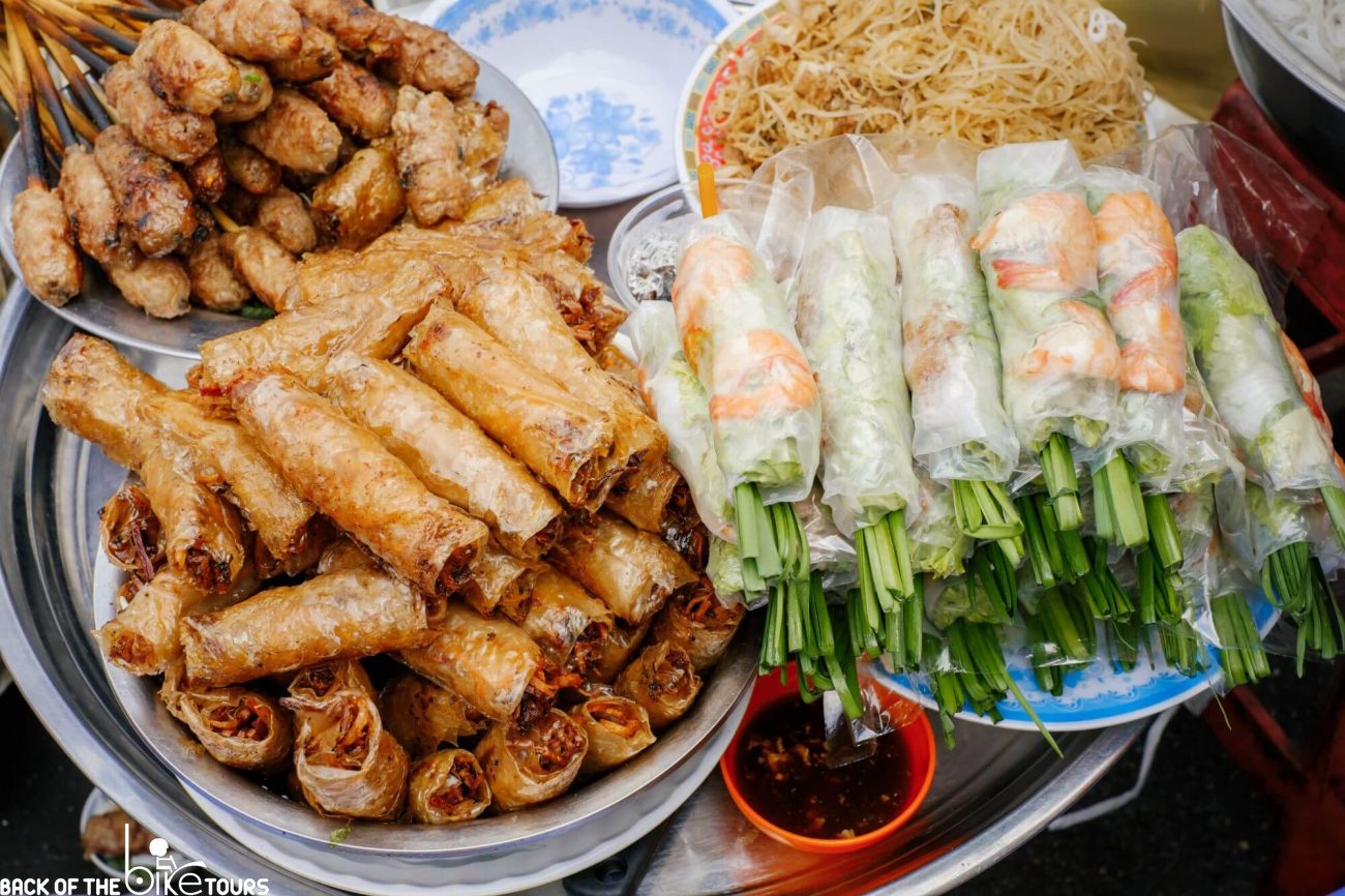2 equally popular types of Vietnamese rolls